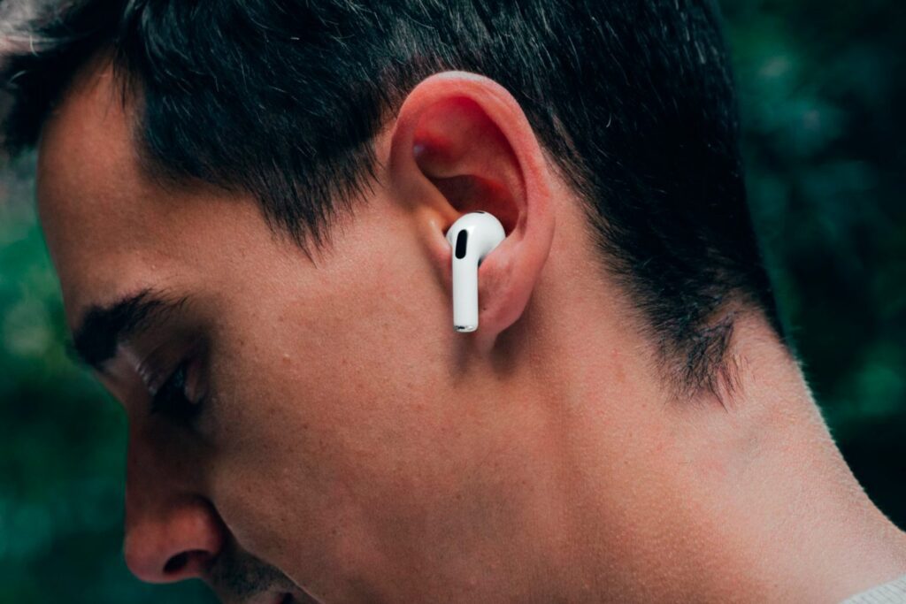 Apple va a mejorar tus AirPods hasta el infinito gracias a iOS 26: la función que prepara es espectacular