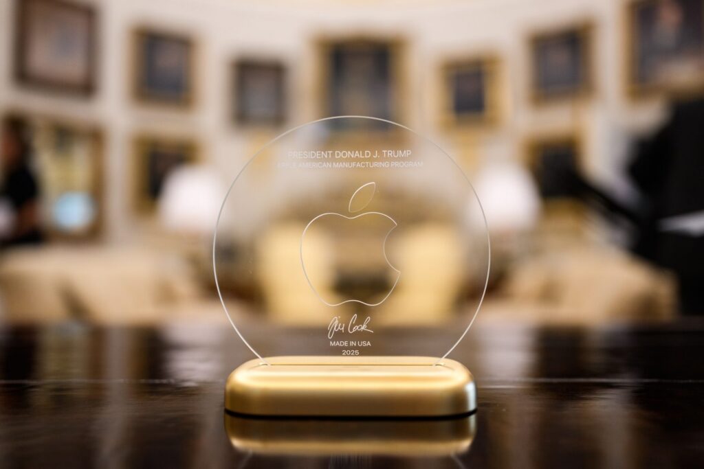 Apple regala a Trump el producto más exclusivo de su historia: tiene oro de 24K