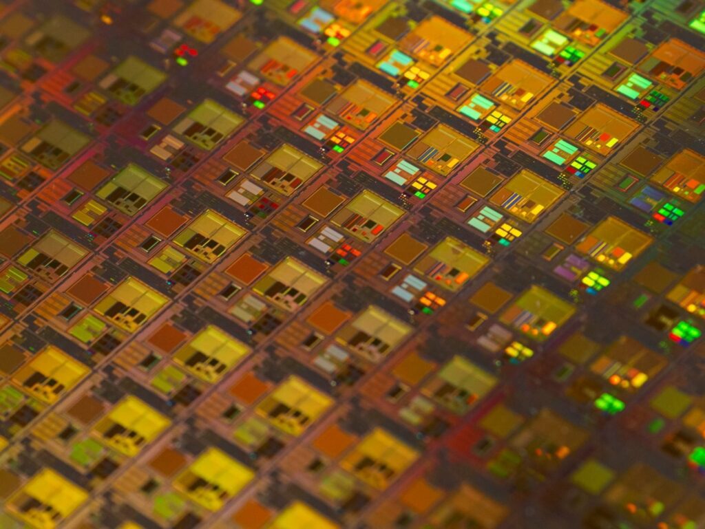 Arm ficha al jefe de ingeniería de Amazon para fabricar sus propios chips