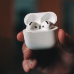 Actualizar a iOS 26 tiene premio: tus AirPods ganarán dos funciones brutales que vas a utilizar todo el tiempo