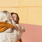 ¿Quieres saber si le gustas a esa persona? Fíjate en sus abrazos