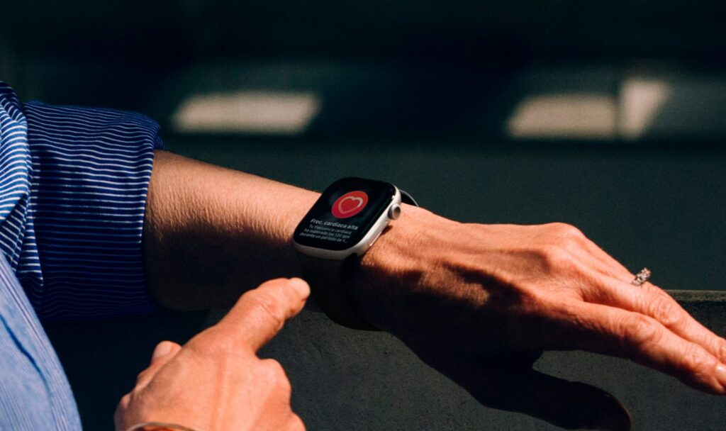 Garmin, Suunto o Xiaomi: iOS 26.1 abre la puerta a usar cualquier reloj como si fuese un Apple Watch, aunque tiene truco