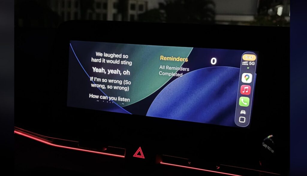 CarPlay con iOS 26 tiene un modo Karaoke para ver las letras de las canciones que es increíble, y activarlo no cuesta nada