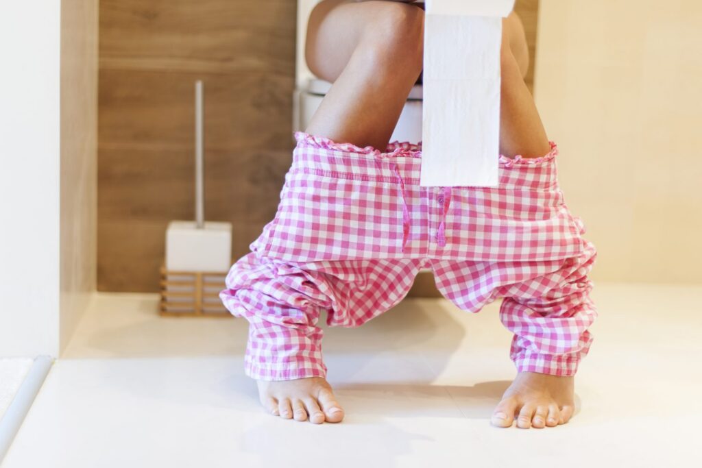 Tu forma de ir al baño puede dañarte de 7 firmas distintas (algunas no te las esperas)