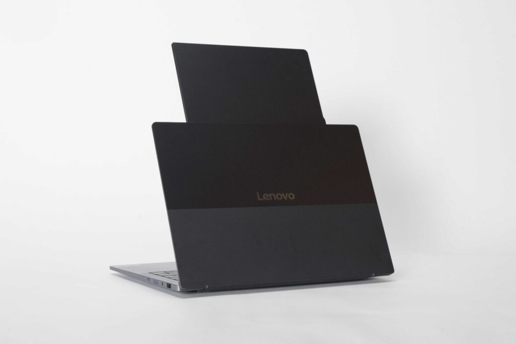 Lo último de Lenovo es una locura: un portátil con una pantalla giratoria y un soporte para tu PC que sigue tus movimientos