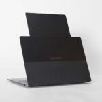 Lo último de Lenovo es una locura: un portátil con una pantalla giratoria y un soporte para tu PC que sigue tus movimientos