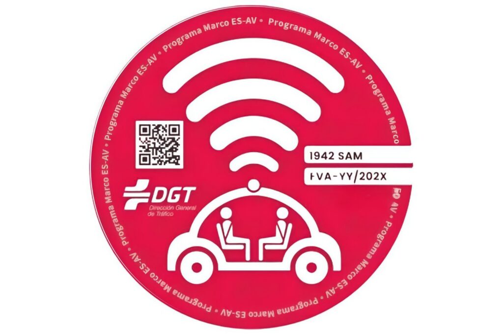 La controvertida etiqueta roja de la DGT llega a España: qué coches la usarán y qué significa