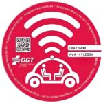 La controvertida etiqueta roja de la DGT llega a España: qué coches la usarán y qué significa