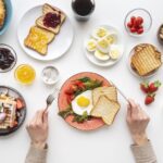 La hora a la que desayunas puede predecir cómo envejecerás