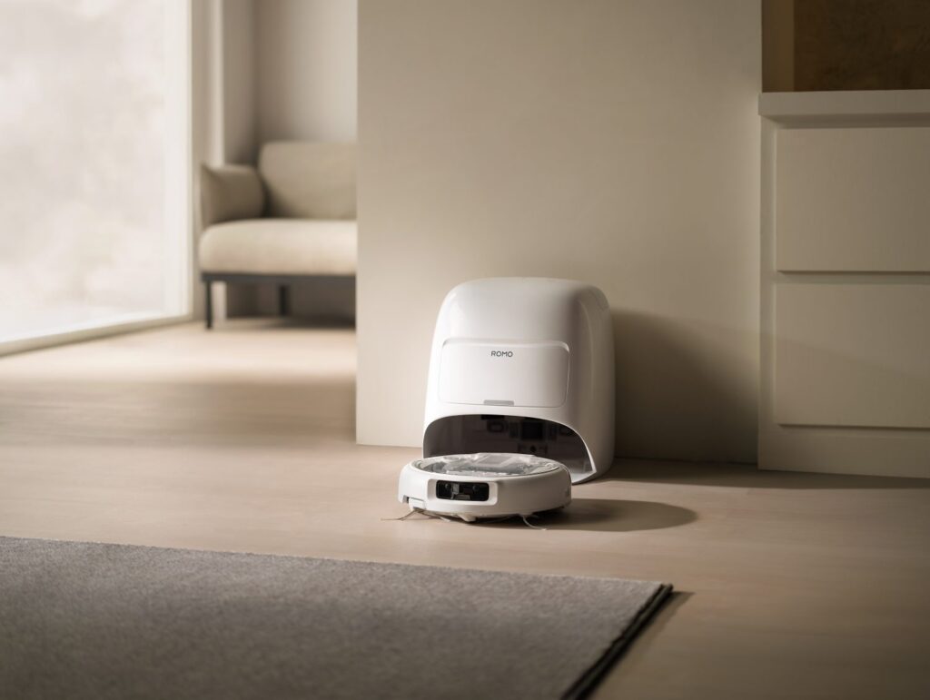 DJI Romo: así es su primer robot aspirador basado en su tecnología de drones