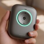 OpenAI ya sabe qué hacer con Jony Ive: un ChatGPT «físico» que cabe en la palma de la mano