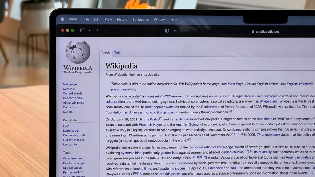 Ni Wikipedia se salva de la caída de visitas por culpa de la IA