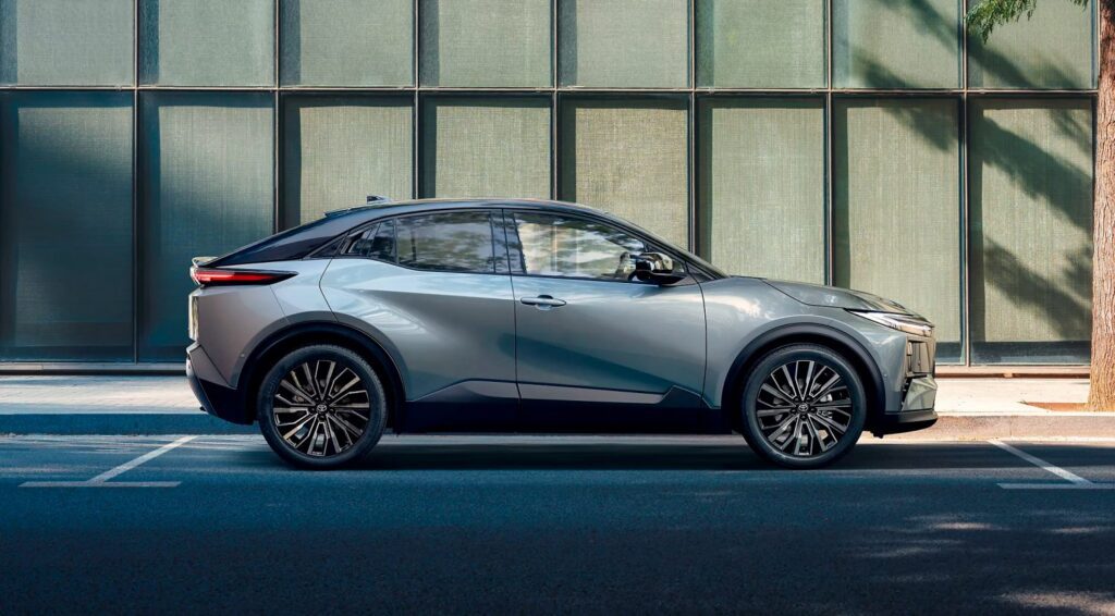 El Toyota C-HR+ 100% eléctrico llega a España: Tesla tiene un problemón entre manos