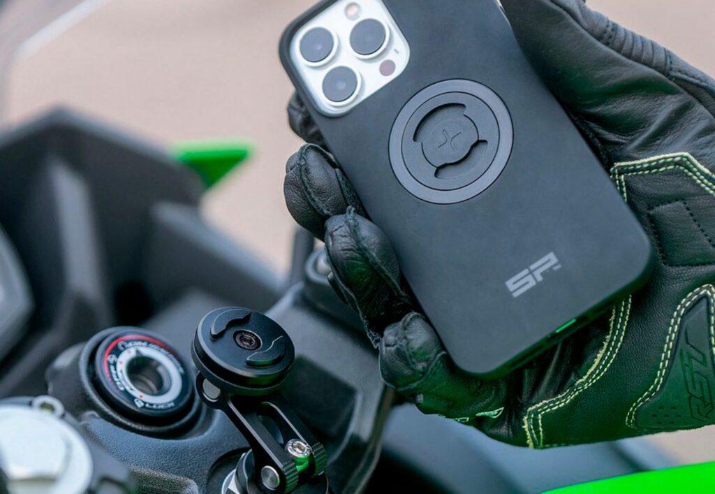 Apple alerta: este gesto tan común al ir en moto puede destrozar la cámara de tu iPhone