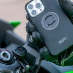 Apple alerta: este gesto tan común al ir en moto puede destrozar la cámara de tu iPhone