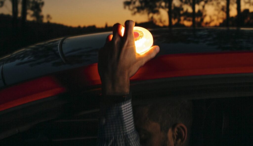 Quejas por la baliza V16: la DGT confirma lo que más temíamos (incluso pueden multarte por esto)