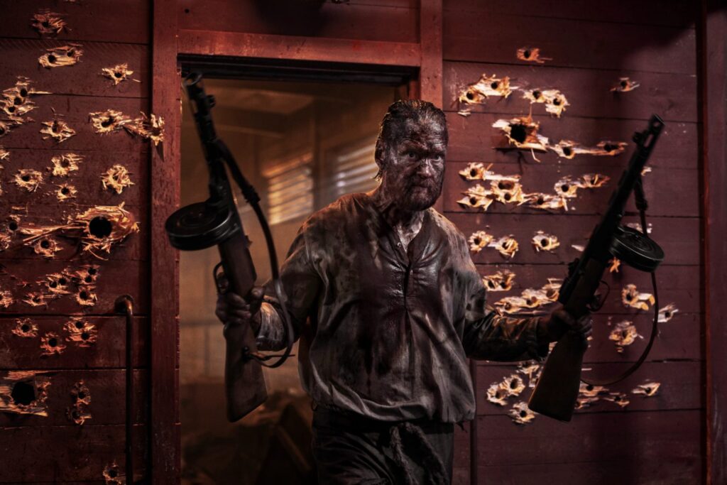 Acción más salvaje que ‘John Wick’ y ‘Misión Imposible’: Mira el bestial clip exclusivo de ‘Sisu 2: Camino a la venganza’