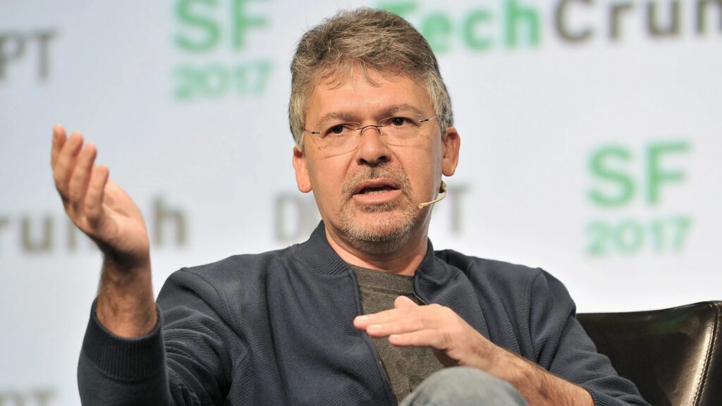 El jefe de IA de Apple anuncia su retiro tras el fracaso de Siri