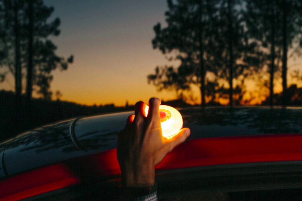 ¿Te multará la DGT si pones los triángulos a la vez que la baliza V16?