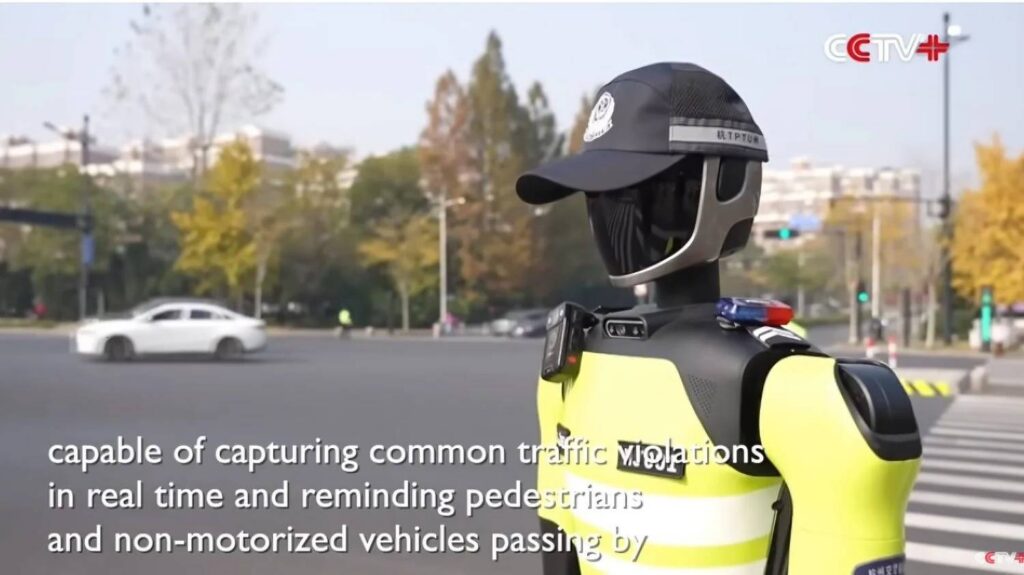 China se pasa el juego: así son los robots policía que ya patrullan las calles (parece ‘Black Mirror’)