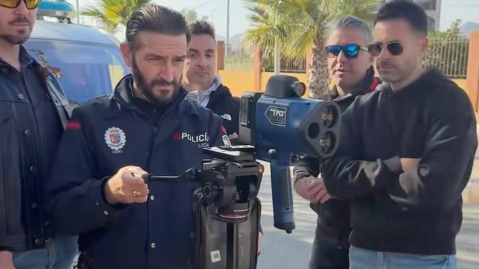 La DGT estrena “radares pistola”: te cazan desde lejos y son casi invisibles en la carretera