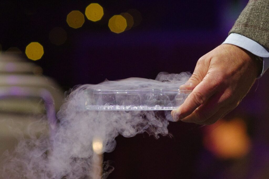 Un hombre bebió un cóctel ahumado con nitrógeno líquido y el estómago le explotó como un globo