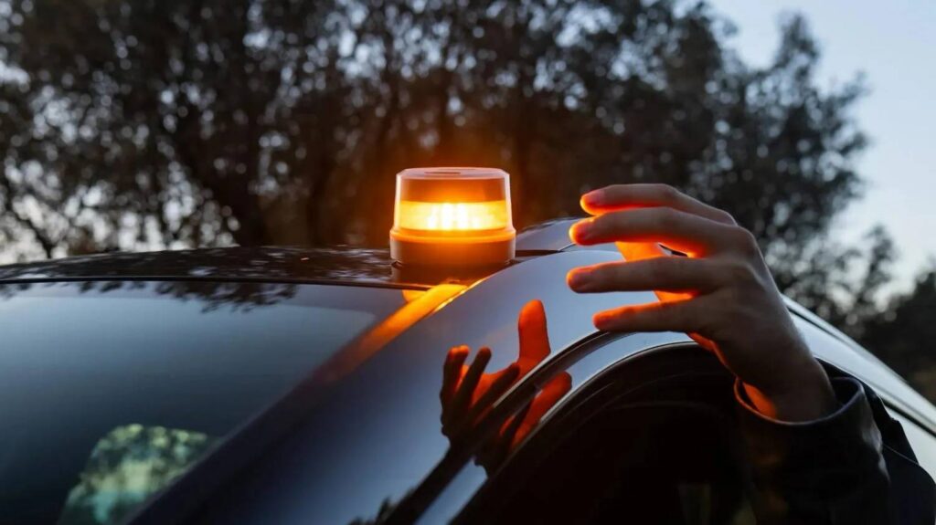 Un laboratorio elige la mejor baliza V16. Y sí, se viene polémica con la DGT otra vez