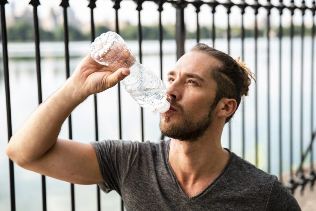 ¿Es cierto que quemas calorías al beber agua fría?