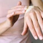 Ni cremas con perfume ni agua caliente: estos son los trucos que funcionan para las manos secas en invierno