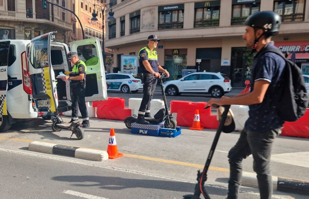 La de DGT se pone seria con los patinetes: cambia la norma y te podrá multar con 800 euros si haces esto