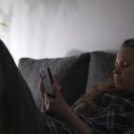 Netflix ya asume que miras el móvil y por eso cambió sus películas