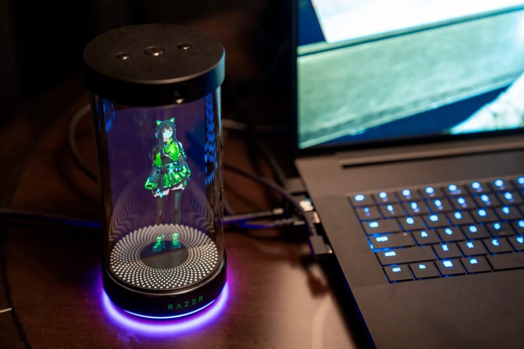 La IA viene fuerte en 2026. Así es la novia virtual y holográfica de Razer que te acompaña mientras juegas (o no)