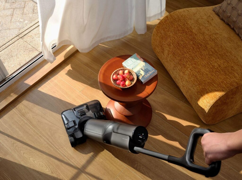 Esta nueva aspiradora de Roborock elimina manchas con espuma inteligente y ya está disponible en España