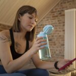 Todos lo hacemos a diario y es peor que chupar un váter limpio: los riesgos que conllevan las botellas reutilizables si no se limpian a diario