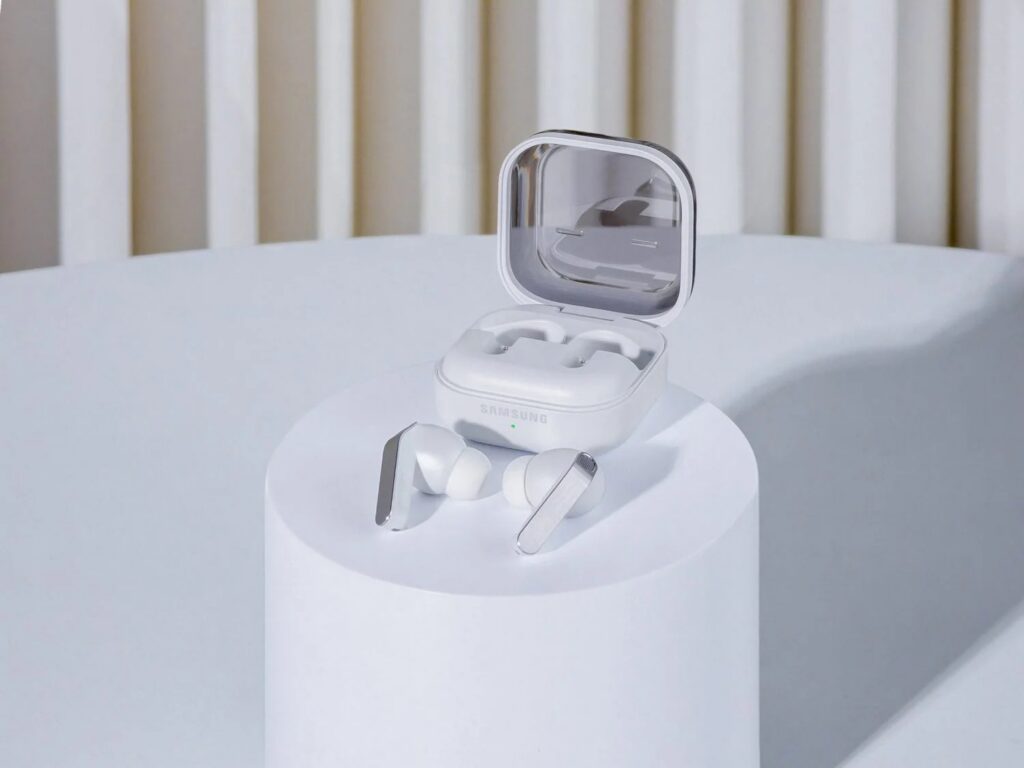 Los Galaxy Buds 4 y Buds 4 Pro están aquí: Samsung cambia diseño y lleva su audio a otro nivel