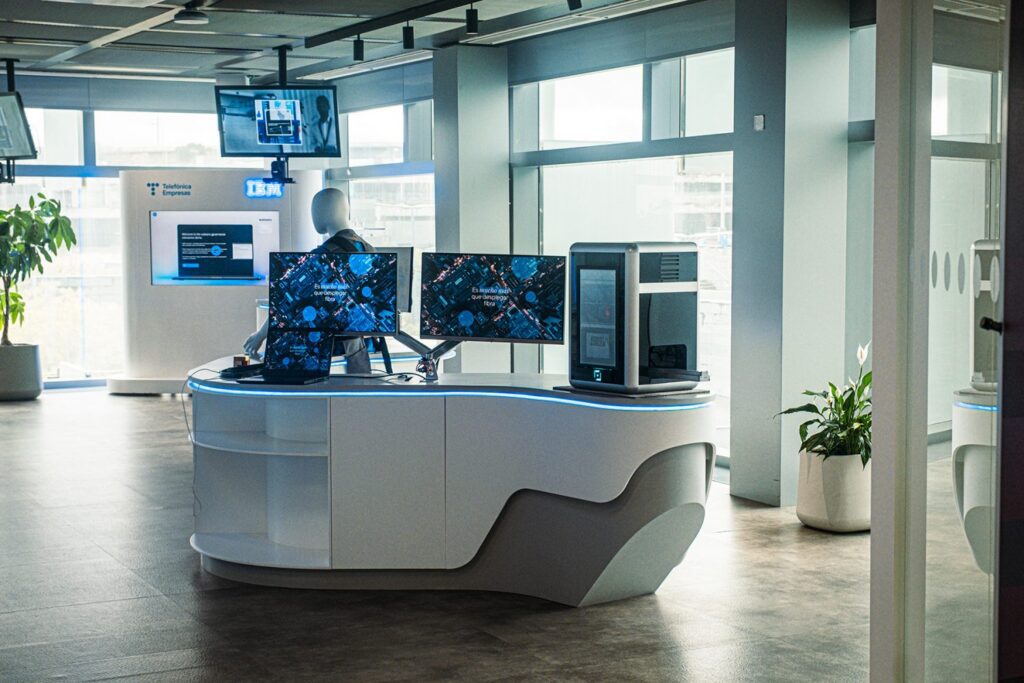 ¿Cuál es el lugar más tecnológico de España? Así es LaCabina, un espacio Telefónica sacado del futuro