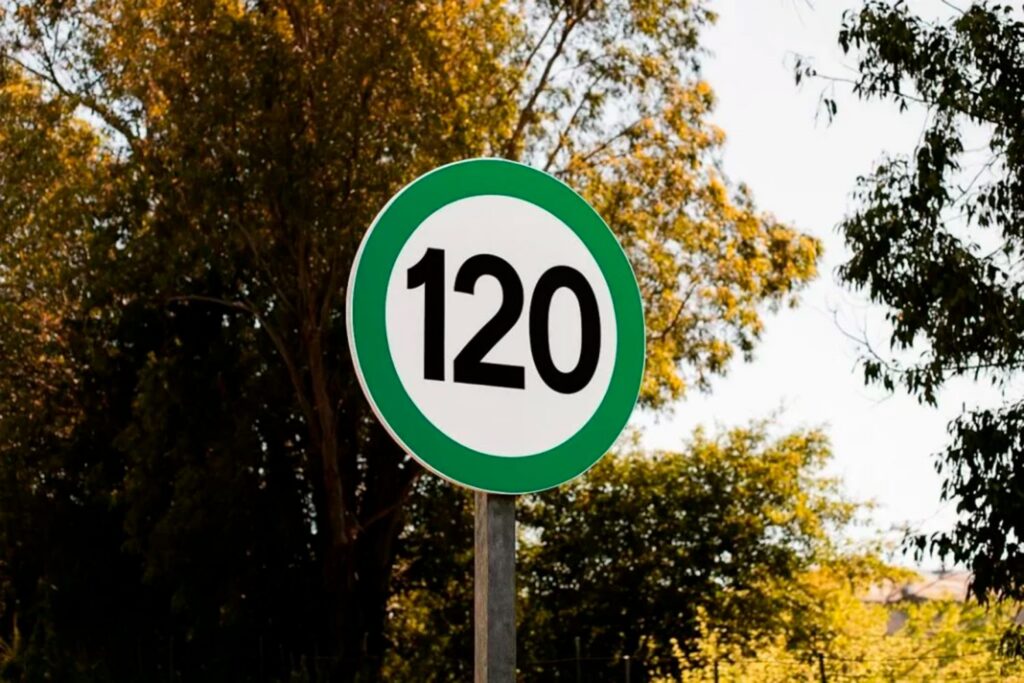 Nuevos límites de velocidad más altos para mejorar el tráfico: dónde se van a aplicar y qué dice la DGT al respecto