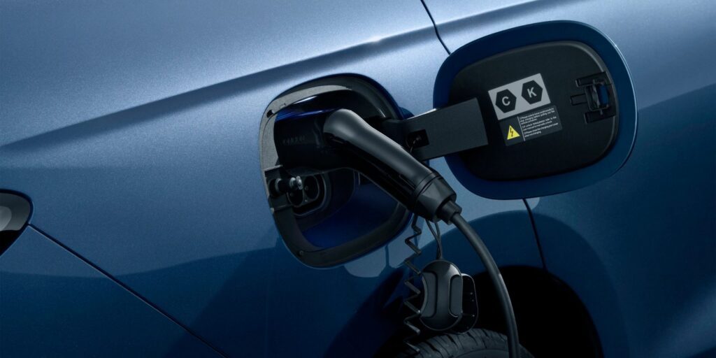 BYD empieza a desplegar sus cargadores ultrarrápidos: permite cargar un eléctrico a la misma velocidad que reposta uno de gasolina