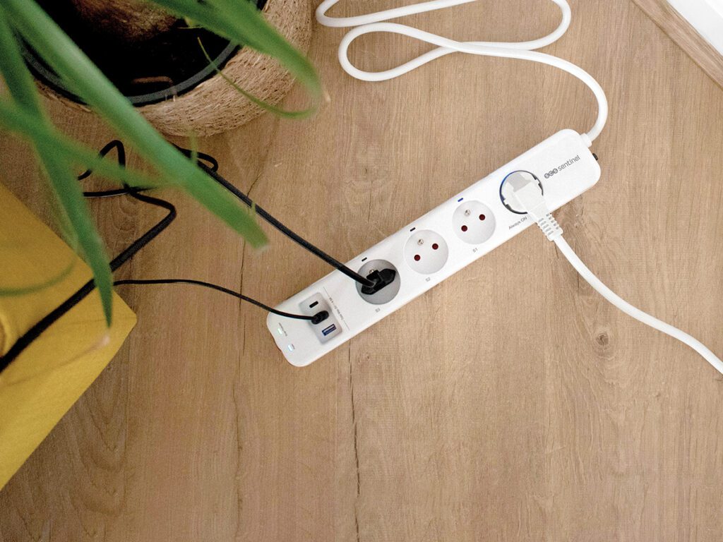 Los bomberos alertan: estos son los 13 aparatos que no debes enchufar NUNCA a una regleta